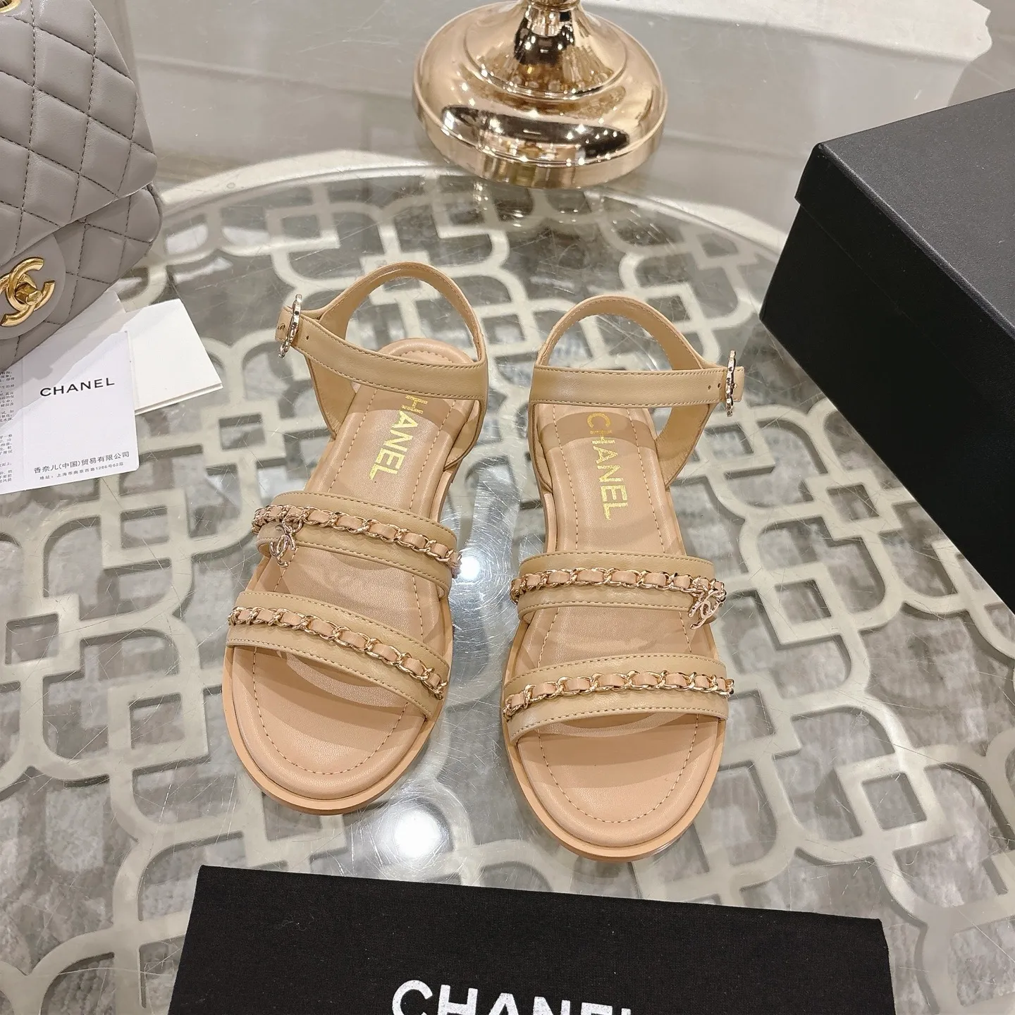 👟👟Ex-factory price 560👟👟Chanel Xiaoxiang 2025ss spring and summer latest catwalk fashion chain decoration top quality! Accurate to 1:1, light luxury without tiring the feet, the upper foot can be matched with spring and summer clothes at will, highlighting texture and taste, simple yet luxurious appearance, even if it is just a pair of sandals, it is definitely a must-have pair in the summer shoe cabinet. Upper: imported lambskin. Lining: imported sheepskin lining. Outsole: original customized outsole. Size: 35-40 (40.41.42 custom-made, non-returnable)